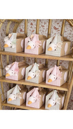 Adopt a Goose Box & son chapeau de fête