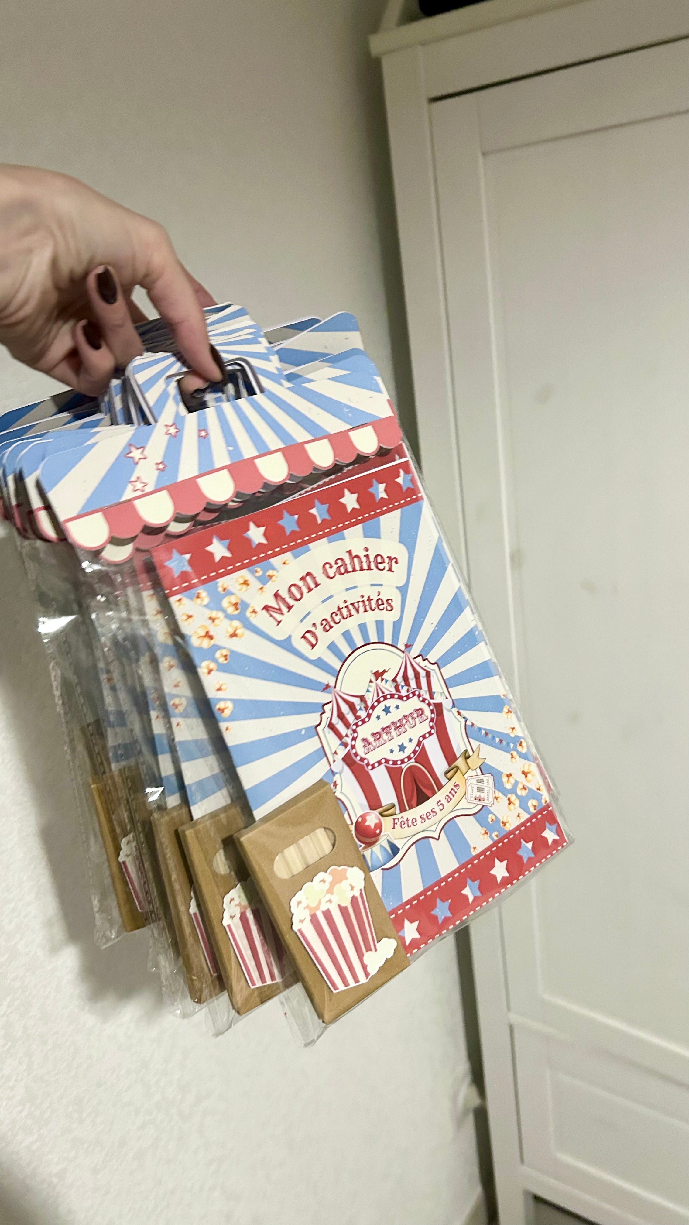 Cahier d'activités et ses crayons de couleur