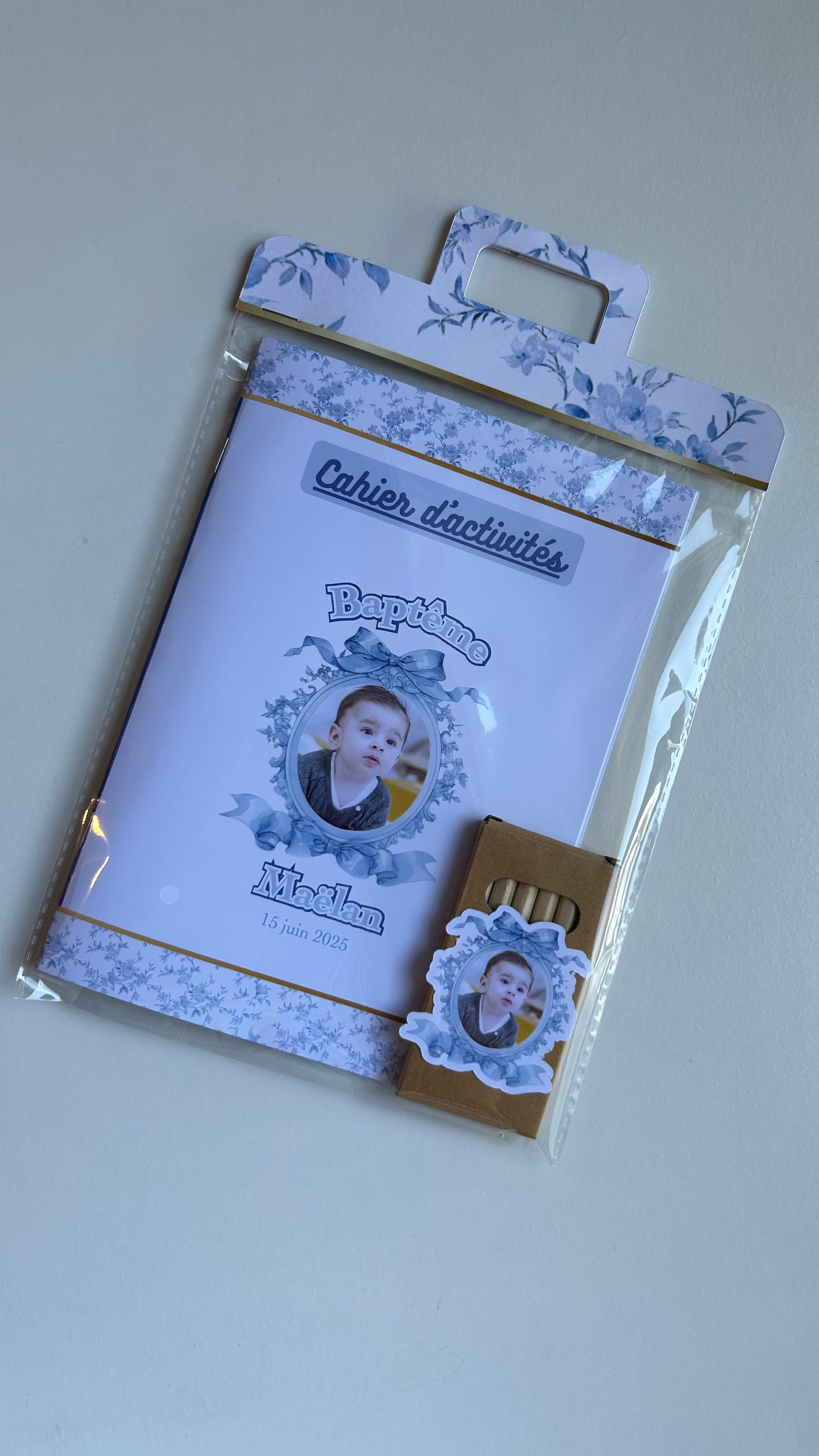 Cahier d'activités et ses crayons de couleur