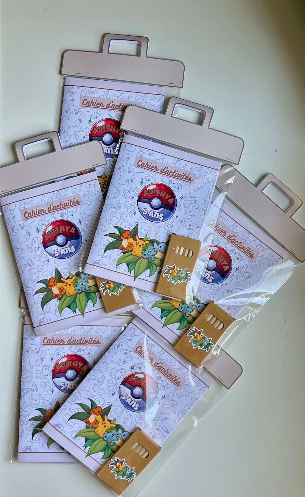 Cahier d'activités et ses crayons de couleur